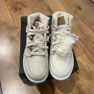 Nike Kids Sneakers in Cream and White